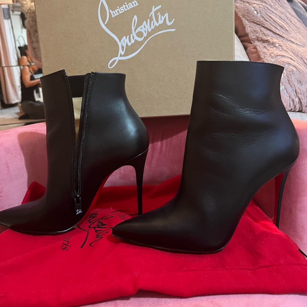 Christian Louboutin. So Kate Booty 100 calf black size 39.